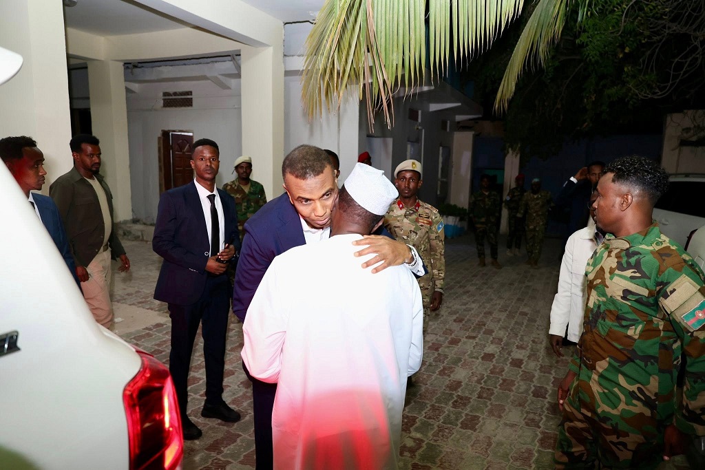 Raysal Wasaaraha oo booqday hoyga Shariif Sheekh Axmed.jpg